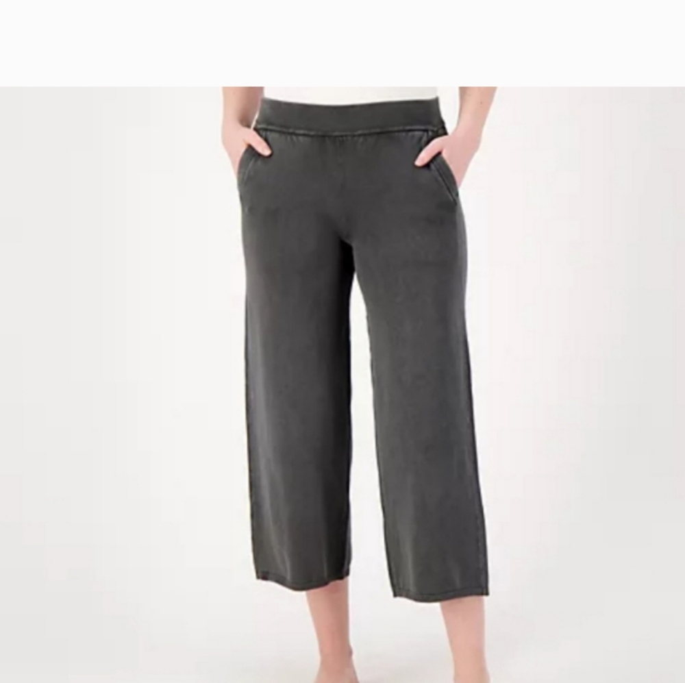NWT: BAREFOOT DREAMS; WOMENS, SUNBLEACHED CROPPED LOUNGE WEAR PANT, CARBON.